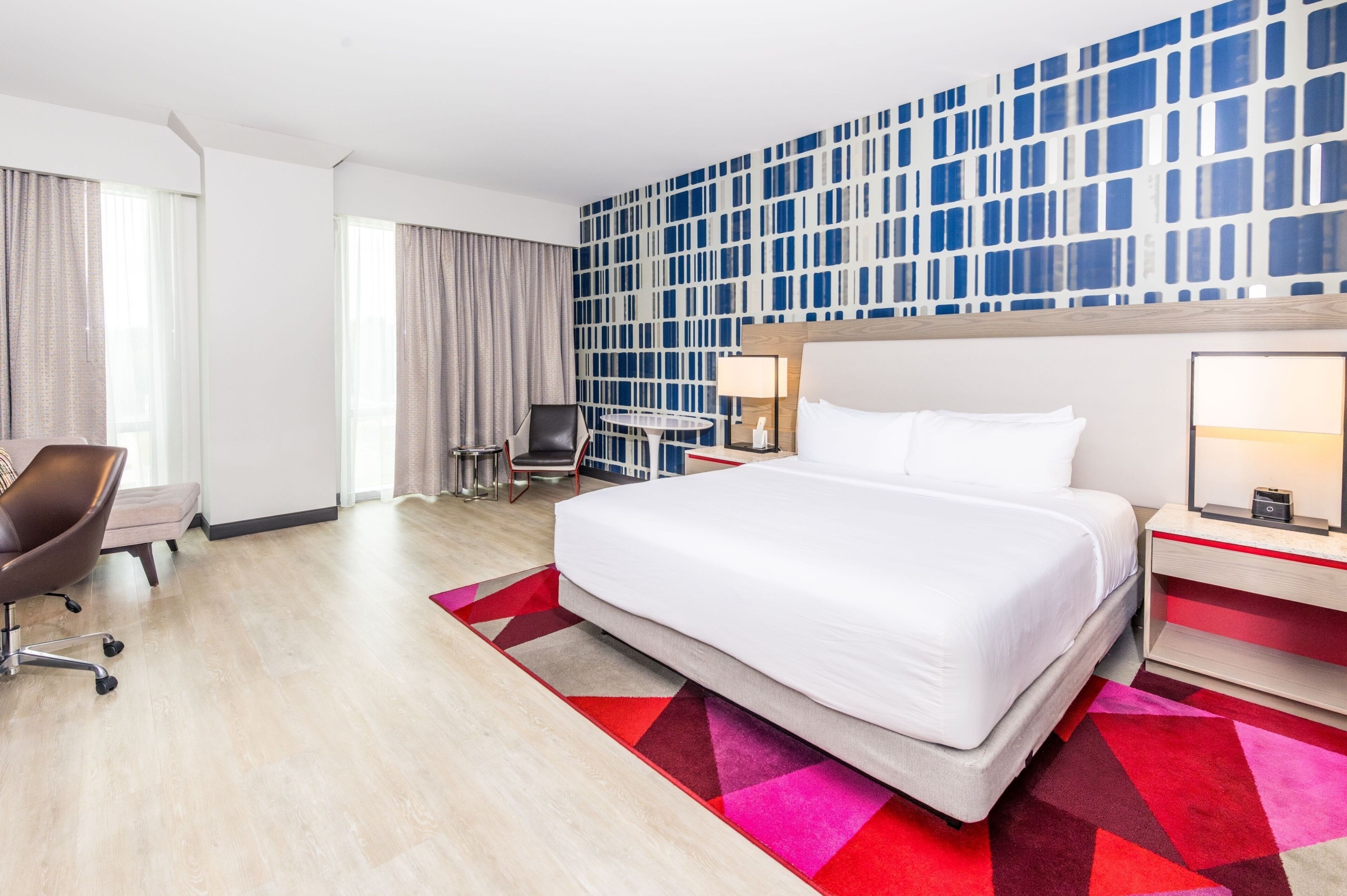 Kamar, 1 Tempat Tidur King (Mobility/Hearing Accessible, Tub) | Seprai premium, bantalan ekstra lembut, brankas, dan meja kerja