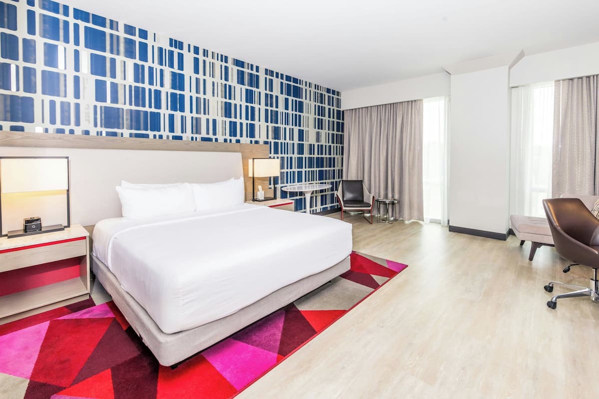 Habitació, 1 llit de matrimoni gran, vistes a la ciutat | Roba de llit d'alta qualitat i matalassos amb encoixinament addicional