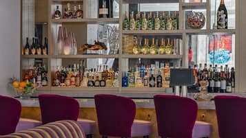 4 restaurants, breakfast, lunch, dinner served; seafood