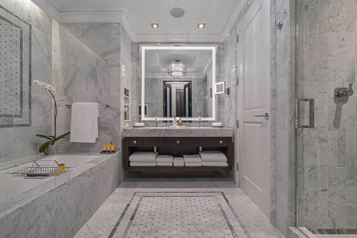 Baignoire et douche séparées, articles de toilette de luxe