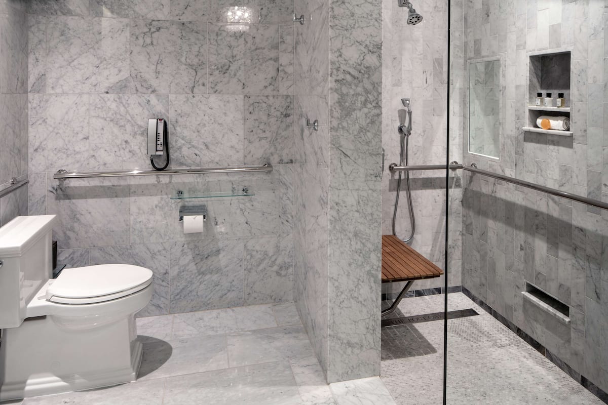 Luxury King Room, Accessible | Salle de bain accessible aux personnes à mobilité réduite