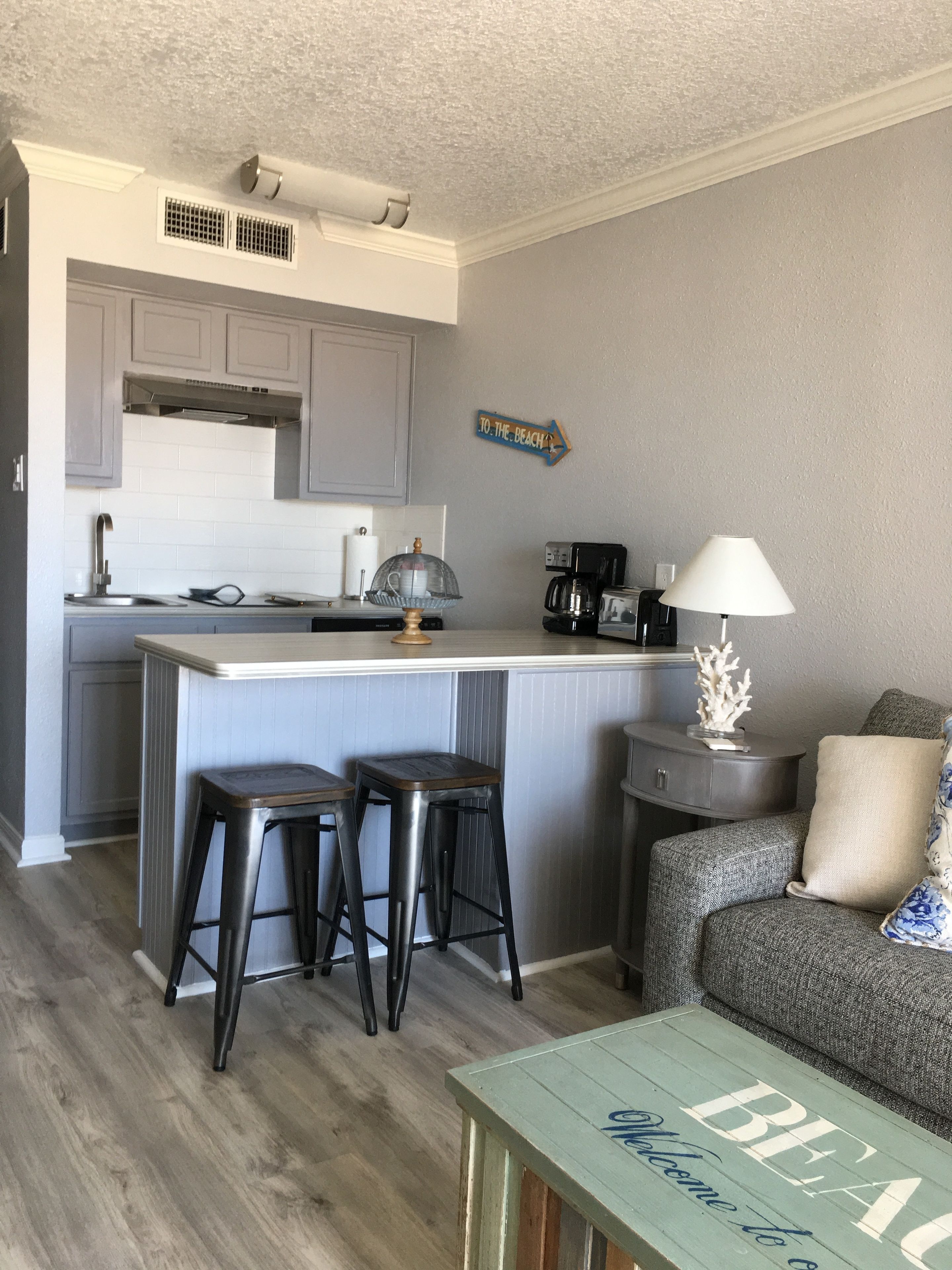 家庭公寓客房, 海景 (4303 Coral Reef) | 起居區 | 42-吋平面電視、有線頻道、電視、 DVD 播放機