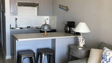 Lemari es, microwave, kompor, dan mesin pencuci piring