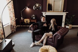 Suite Deluxe | Ropa de cama de alta calidad, caja fuerte, escritorio