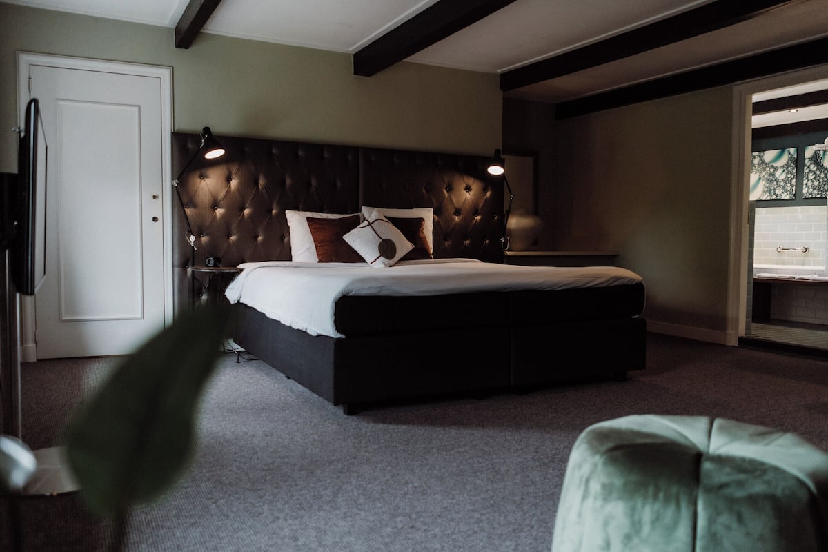 luxury suite | premium bedding, in-room safe, desk, laptop workspace