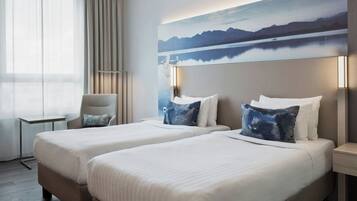 Deluxe-Zimmer, 2 Einzelbetten | Zimmersafe, Schreibtisch, schallisolierte Zimmer, Bügeleisen/Bügelbrett