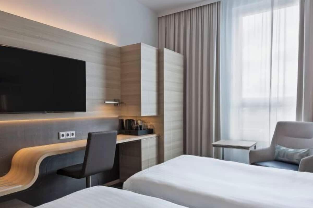 Coffre-fort, bureau, systĂšme dâinsonorisation, fer et planche Ă repasser