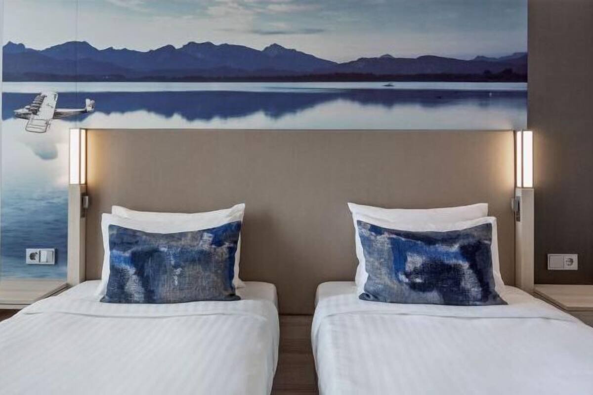 Caja de seguridad en la habitación y escritorio