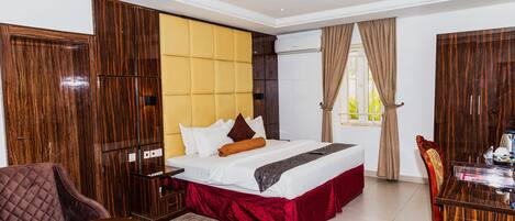 Quarto casal executivo | Roupas de cama premium, cofres nos quartos, escrivaninha