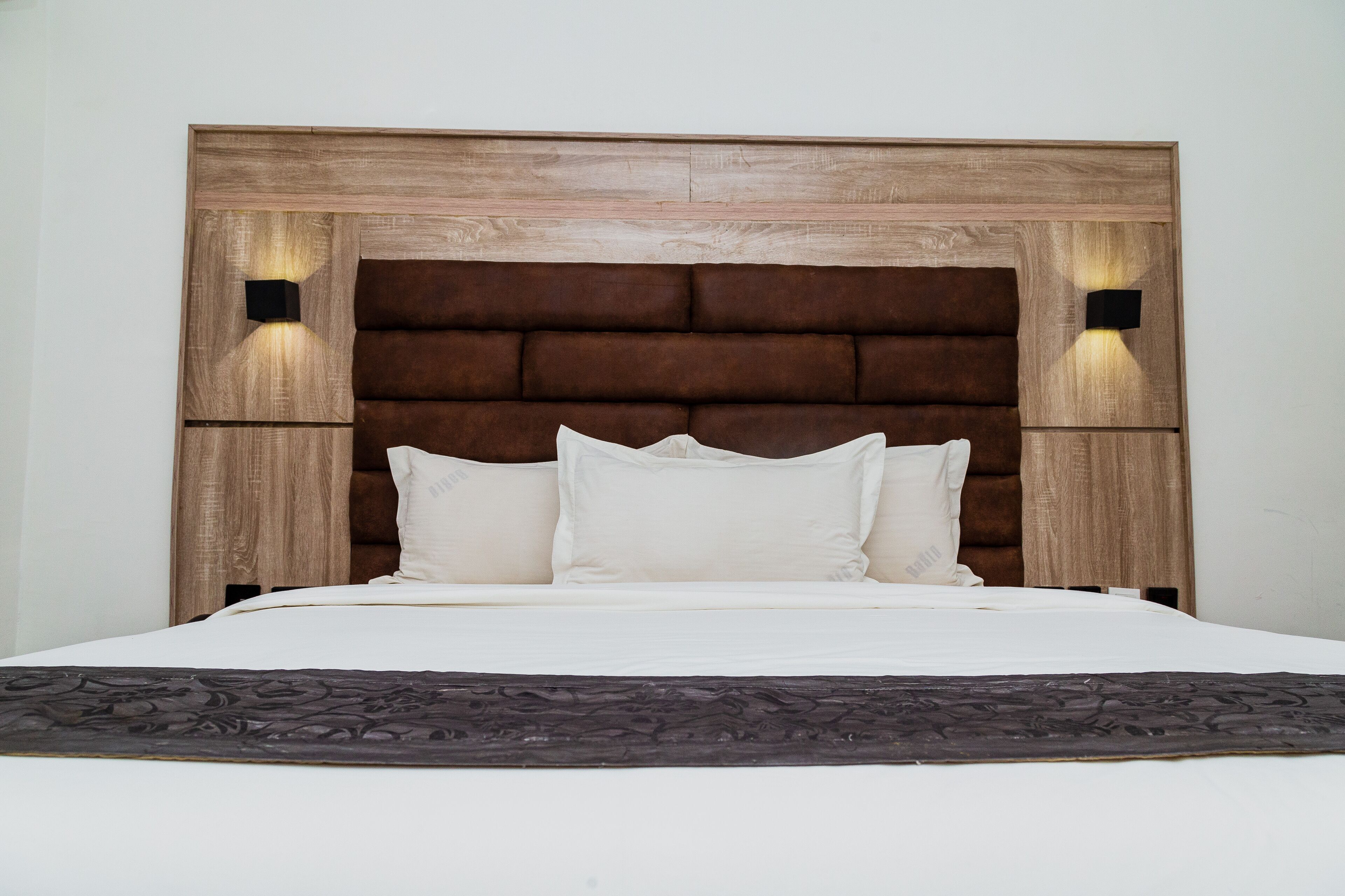 标准单人房 | 高档床上用品、客房内保险箱、办公桌、笔记本电脑工作区