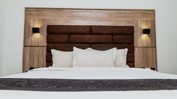 Ropa de cama de alta calidad y caja de seguridad en la habitación