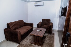 Premium bedding, in-room safe, desk, laptop workspace - The Pennsylvania Avenue Hotel (Abuja)