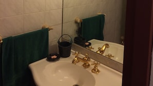 Apartment | Bathroom sink - Departamento Centrico Esquina Plaza Independencia (Mendoza)