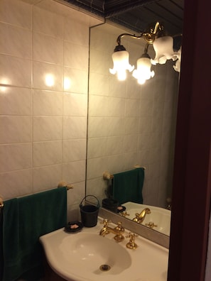 Apartment | Bathroom sink