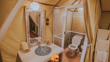 Shower, hydromassage showerhead, free toiletries, towels