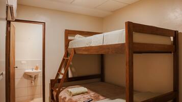 Chambre Ăconomique avec lits jumeaux, 1 chambre, salle de bains privĂ©e, dans les dĂ©pendances | Chambres insonorisĂ©es, Wi-Fi gratuit, draps fournis