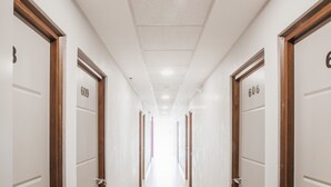 A long, narrow hotel corridor with doors numbered 609 and 606. - Airport Inn Managua (Managua)