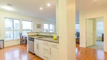 Superior Apartment, 2 Bedrooms, 2 Bathrooms | Private kitchenette | Fridge, microwave, oven, stovetop