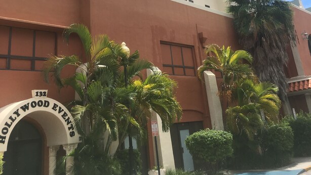 A multi-story building with a sign reading "Hollywood Beach Resort." - Hollywood Beach Resort - Studio (Hollywood)