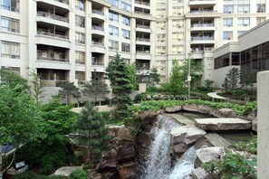 Property grounds - NAPA Furnished Suites Square One (Mississauga)