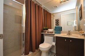 Executive Apartment, 1 Queen Bed | Bathroom | Combined shower/tub, free toiletries, towels - NAPA Furnished Suites Square One (Mississauga)