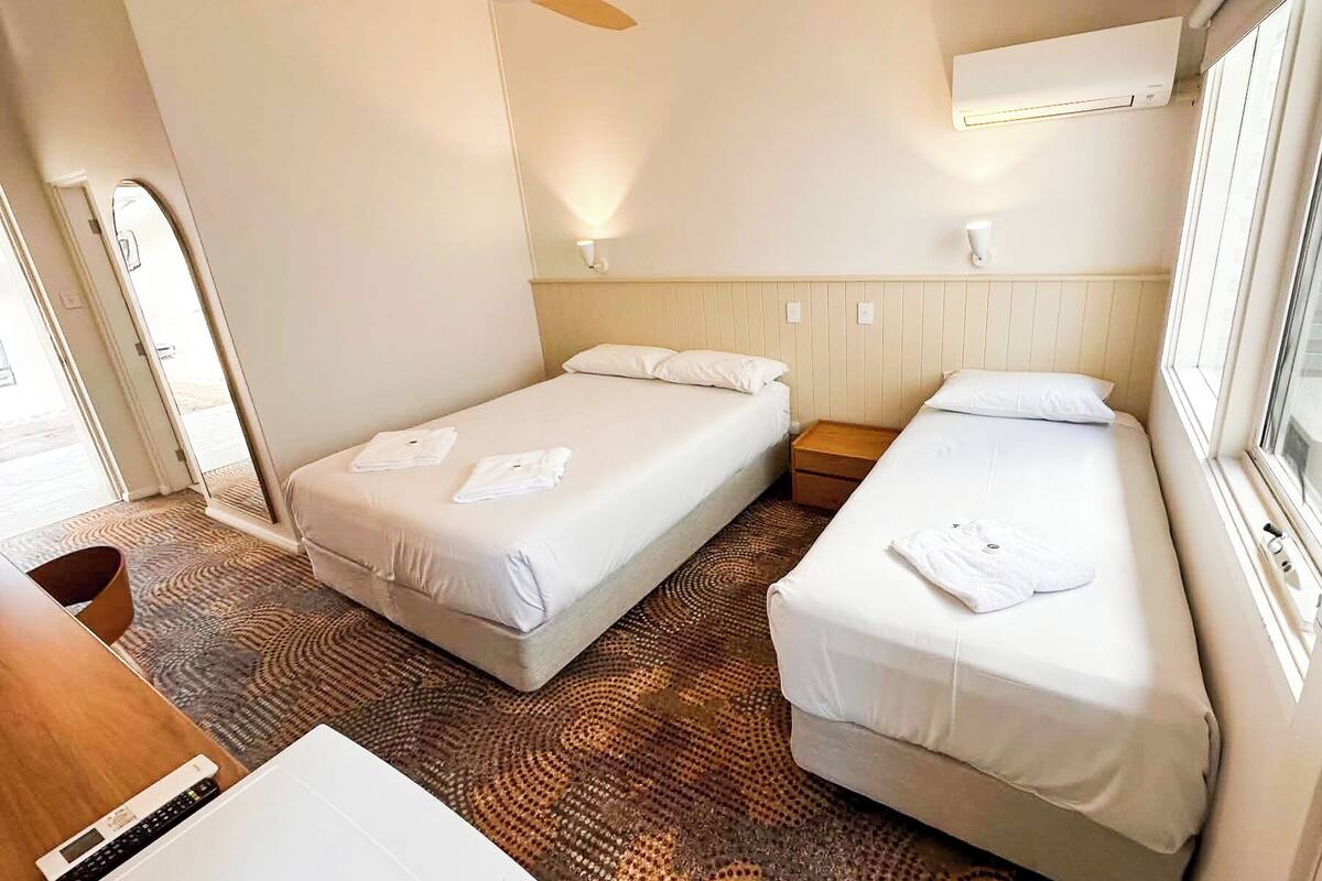 Basic Room, Ensuite | Desk, iron/ironing board, WiFi (free), bed sheets