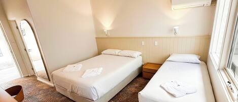 Basic Room, Ensuite | Desk, iron/ironing board, WiFi (free), bed sheets