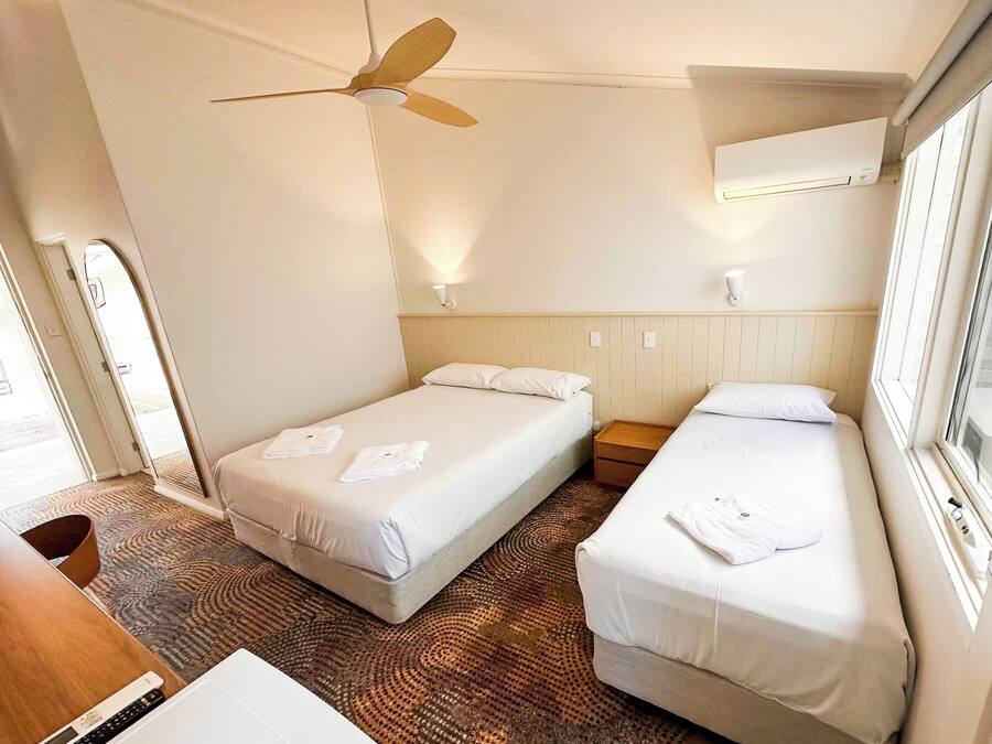 Habitación básica, baño en la habitación | Escritorio, tabla de planchar con plancha, wifi gratis y ropa de cama