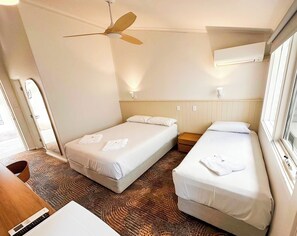 Habitación básica, baño privado | Escritorio, tabla de planchar con plancha, wifi gratis y ropa de cama