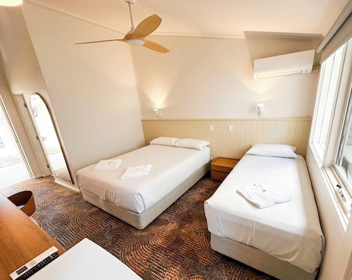Bateau Bay Hotel