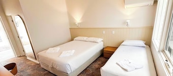 Bateau Bay Hotel