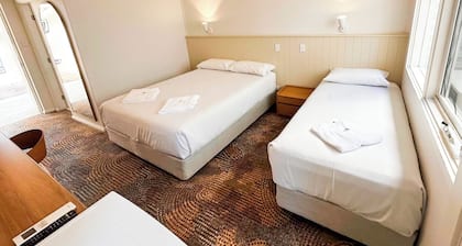 Bateau Bay Hotel