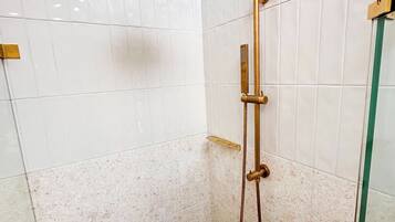 Basic Room, Ensuite | Bathroom | Shower, towels