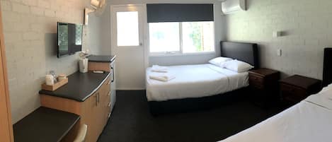 Basic Room, Ensuite | Desk, iron/ironing board, free WiFi, bed sheets