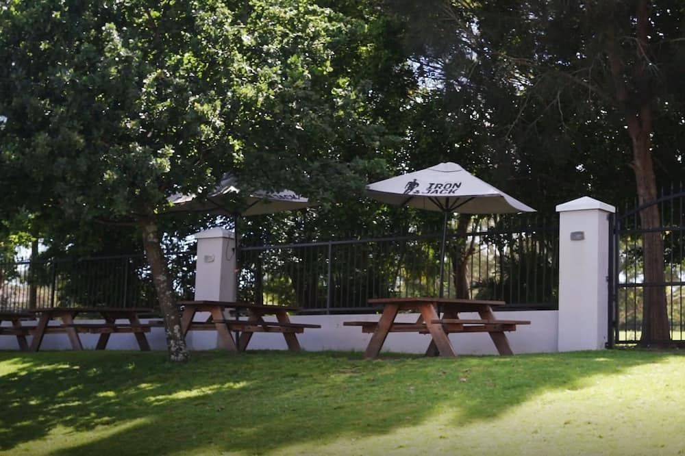 Bateau Bay Hotel