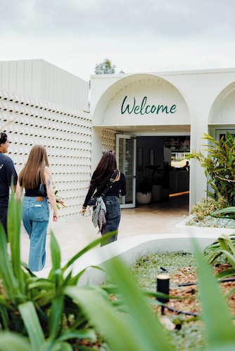Bateau Bay Hotel
