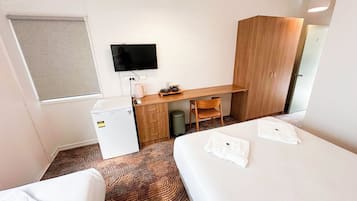 Habitación básica, baño en la habitación | Área de sala de estar | Televisión de pantalla plana