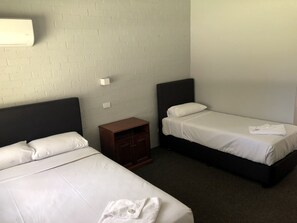 Eenvoudige kamer, en-suite badkamer | Een bureau, een strijkplank/strijkijzer, gratis wifi, beddengoed