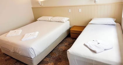 Bateau Bay Hotel