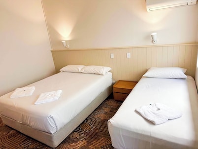Bateau Bay Hotel