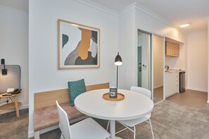 Minibar, caja de seguridad en la habitación y escritorio 