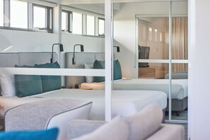 Minibar, coffres-forts dans les chambres, bureau