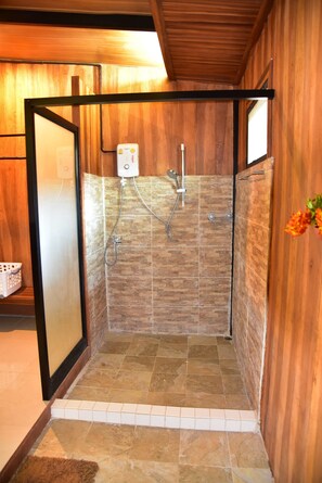 Deluxe Room | Bathroom | Shower, free toiletries, towels