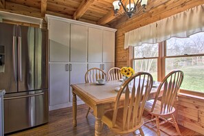 Dining - Rustic Cabin w/ Screened Deck: 8 Mi to Dollywood (Sevierville)