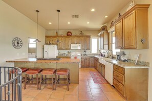 Fridge, microwave, stovetop, dishwasher - 'The Hideaway' - Santa Fe-Style Home in Rio Verde! (Rio Verde)