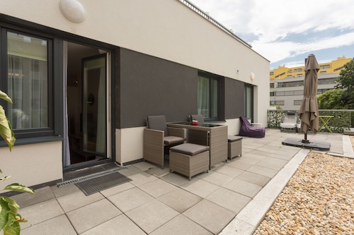 Suite moderne et calme de 2 chambres avec terrasse spacieuse / à proximité de la ligne de métro # 8of10