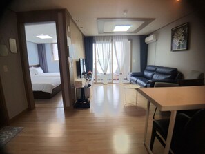 Superior Apartment, 2 Bedrooms, Ocean View, Sea Facing | Living area | 42-inch TV with cable channels - Maritimo Pension (Busan)