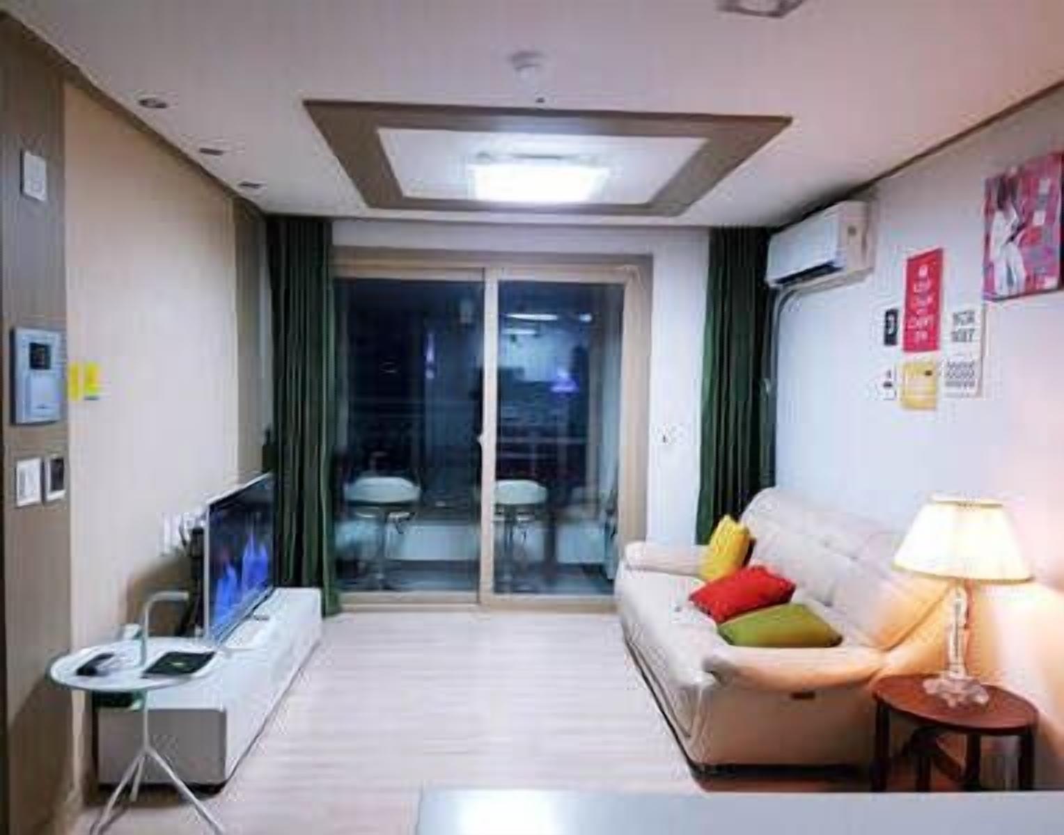 Family Apartment, 2 Bedrooms, Ocean View, Sea Facing | Living area