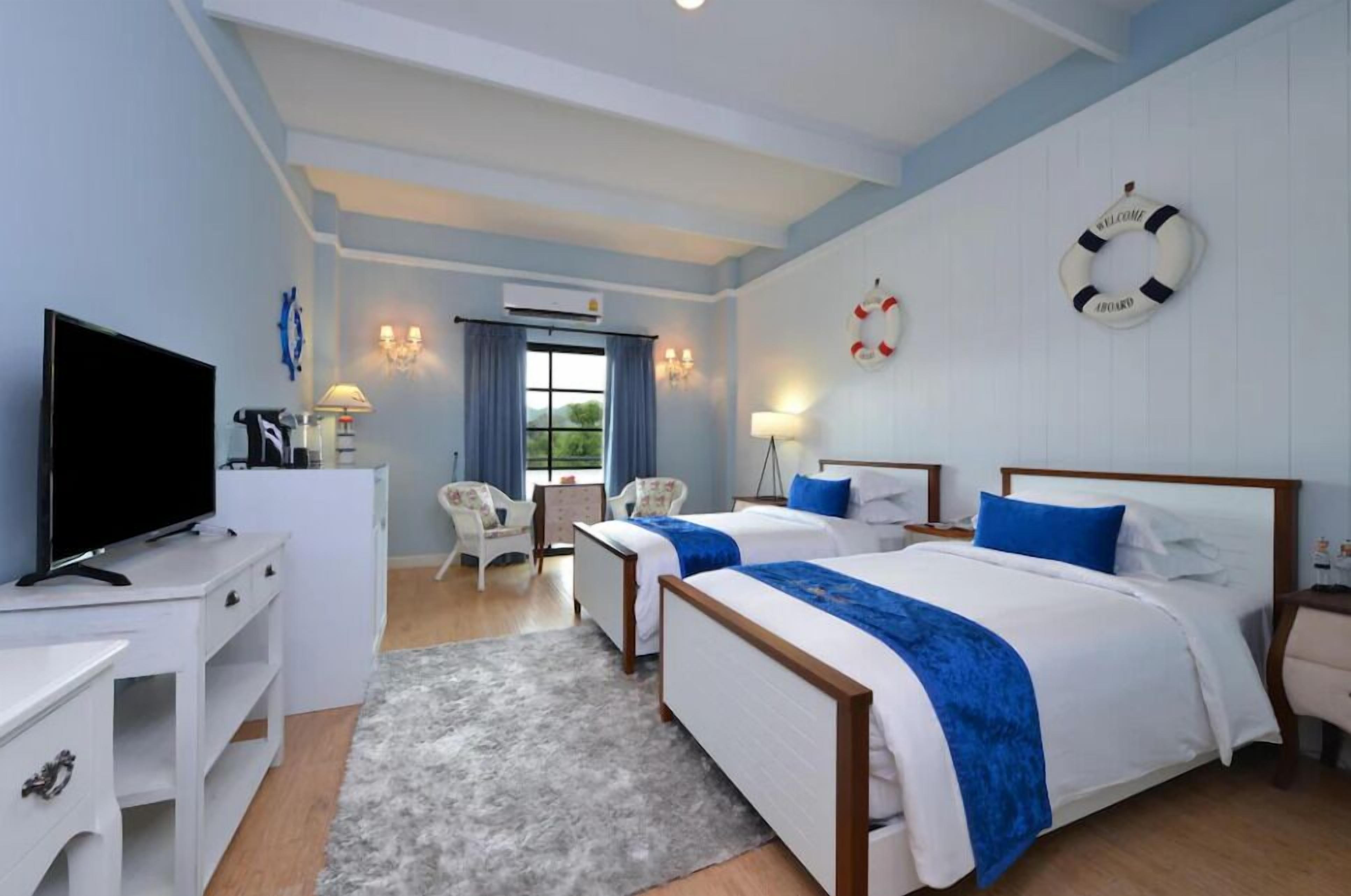 deluxe premium twin room | minibar, in-room safe, desk, blackout curtains