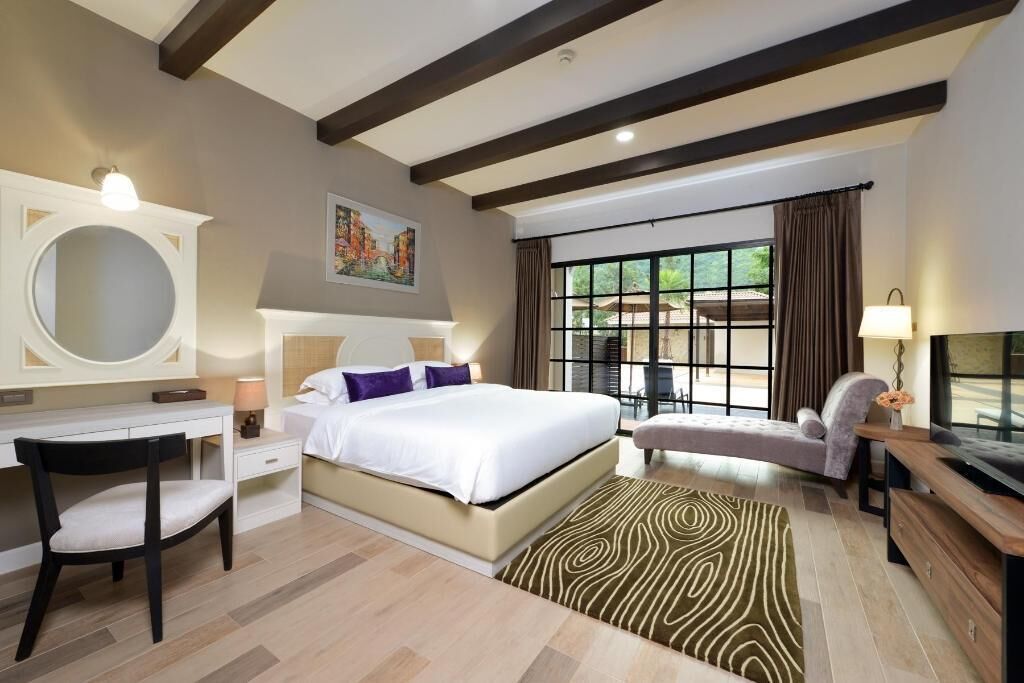 Minibar, Zimmersafe, Schreibtisch, Verdunkelungsvorhänge